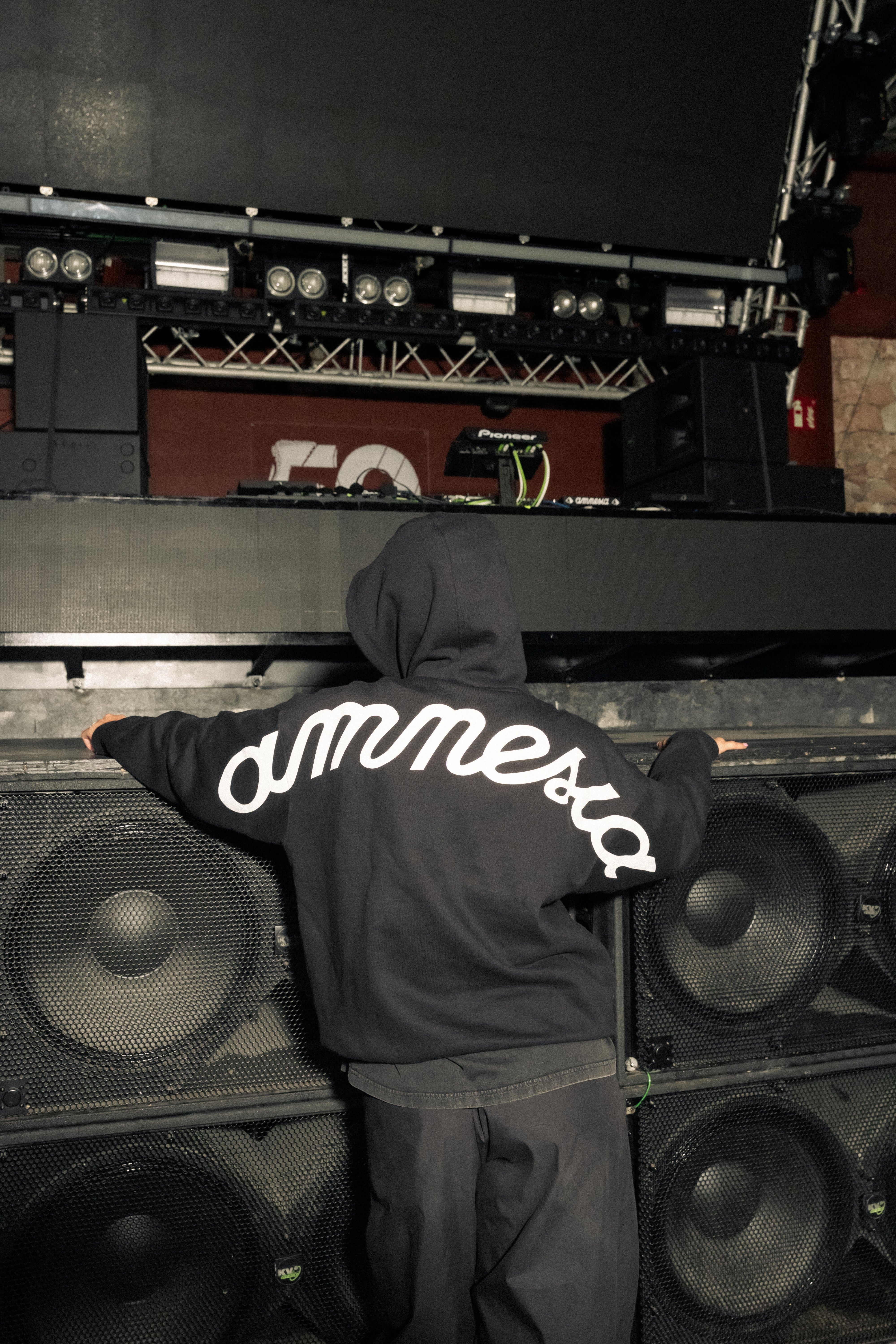 HOODIES & SWEATSHIRTS
